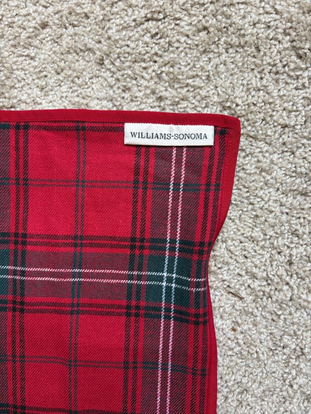 Williams Sonoma Set of 8 Tartan Plaid Red Cloth Napkins and Table Runner 16 x 90 - Picture 5 of 11